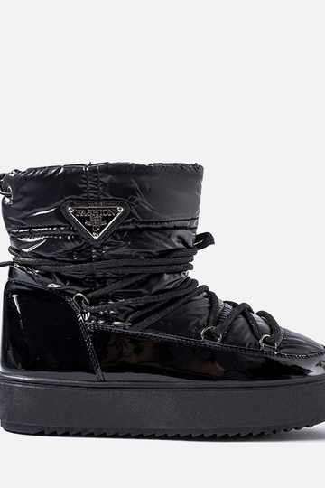 Melnas lakotas sniega...