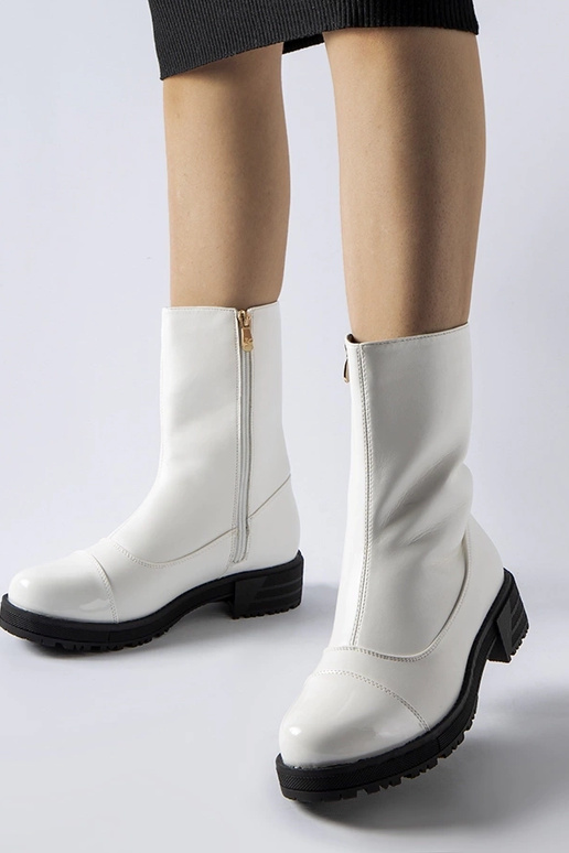 Balti izolēti klasiski Monsanpolo...