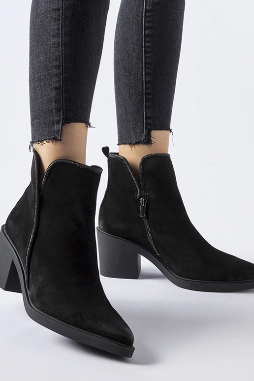 Melni zamšādas zābaki uz stabiņa Karino