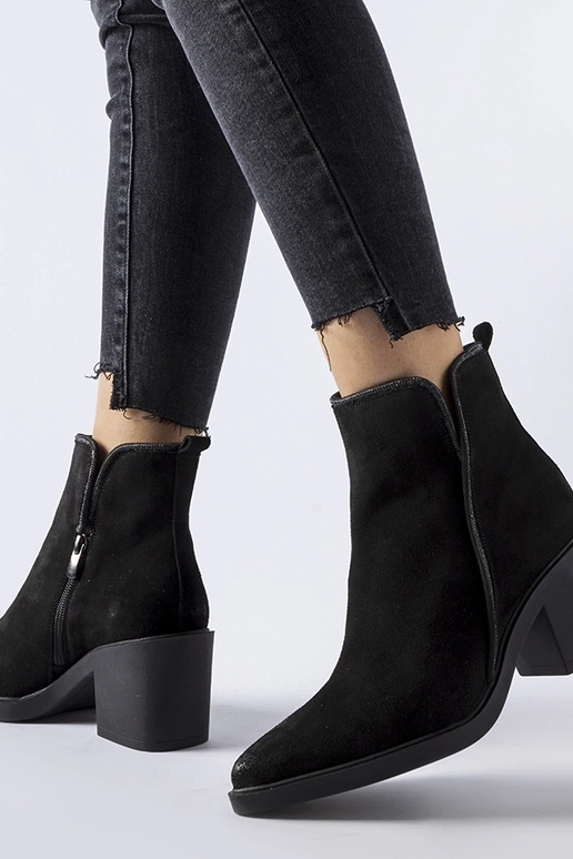 Melni zamšādas zābaki uz stabiņa Karino