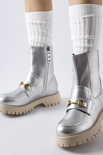 Sudrabaini siltināti zābaki...