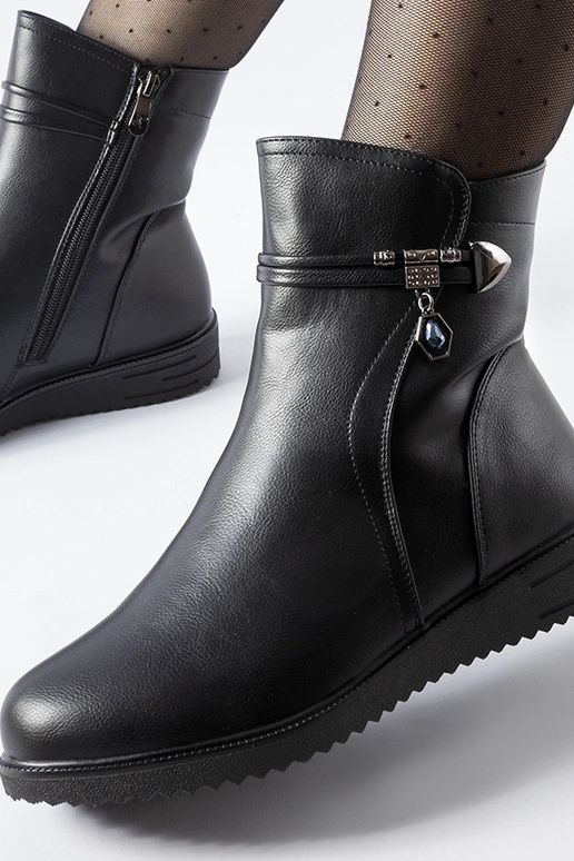 Melni siltināti zābaki ar dekoratīvu...