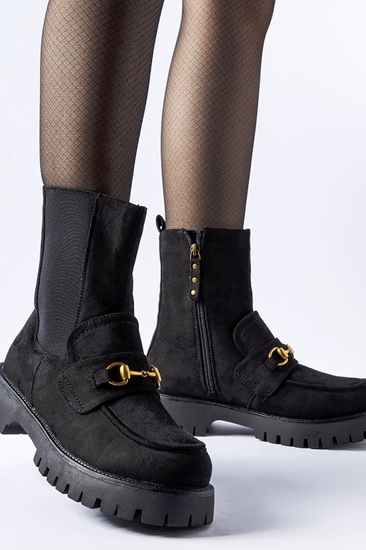 Melni izolēti puszābaki ar skatu uz...