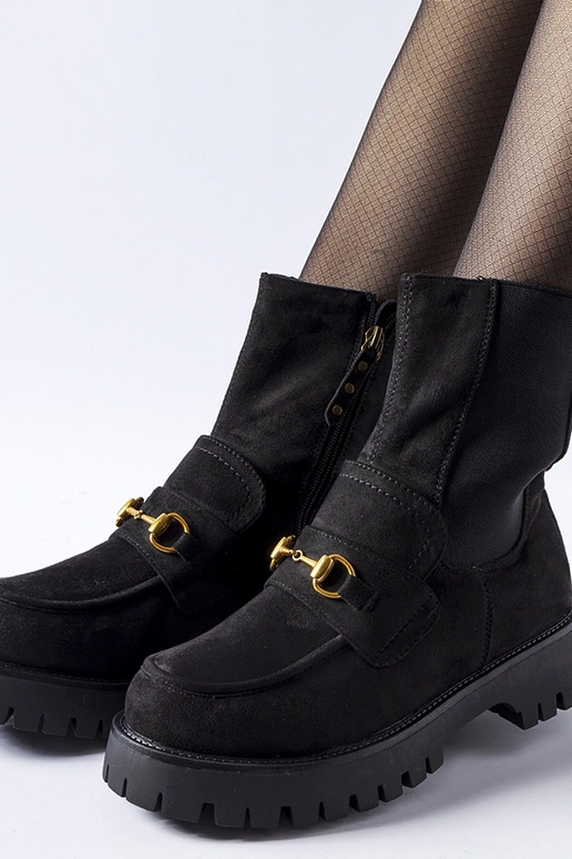 Melni izolēti puszābaki ar skatu uz...