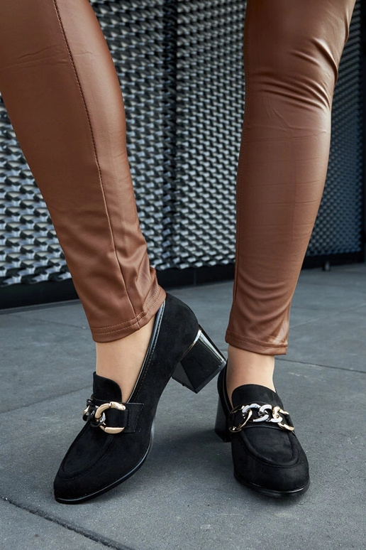 Melni apavi uz bloka papēža no...