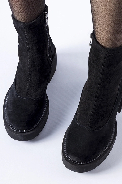 Melni izolēti puszābaki uz masīva...