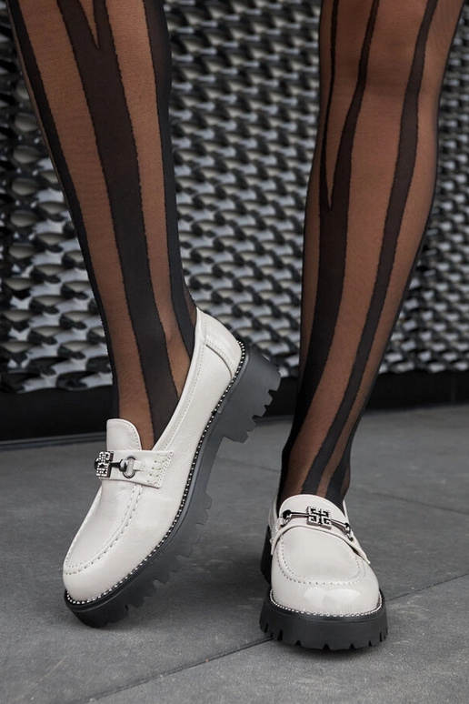 Pelēki lakoti mokasīni ar cirtkoniem...