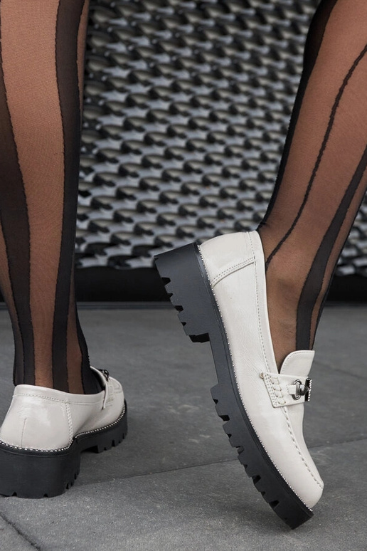 Pelēki lakoti mokasīni ar cirtkoniem...