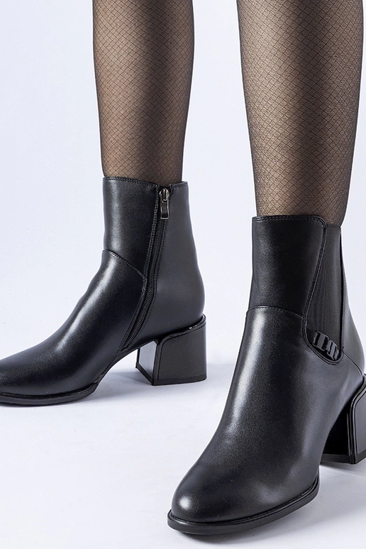 Melni izolēti puszābaki ar Collobiano...