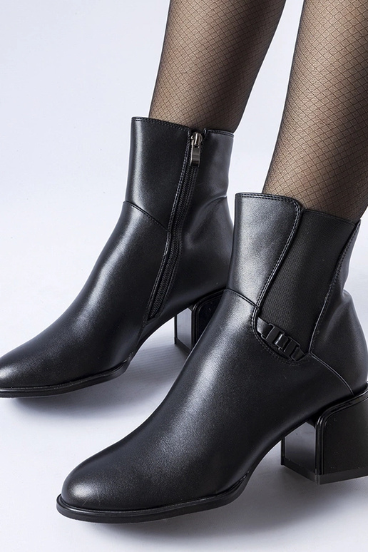 Melni izolēti puszābaki ar Collobiano...