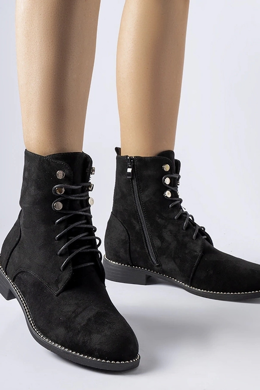 Melni izolēti zābaki no eko-zamšādas...