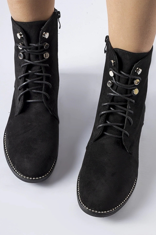 Melni izolēti zābaki no eko-zamšādas...