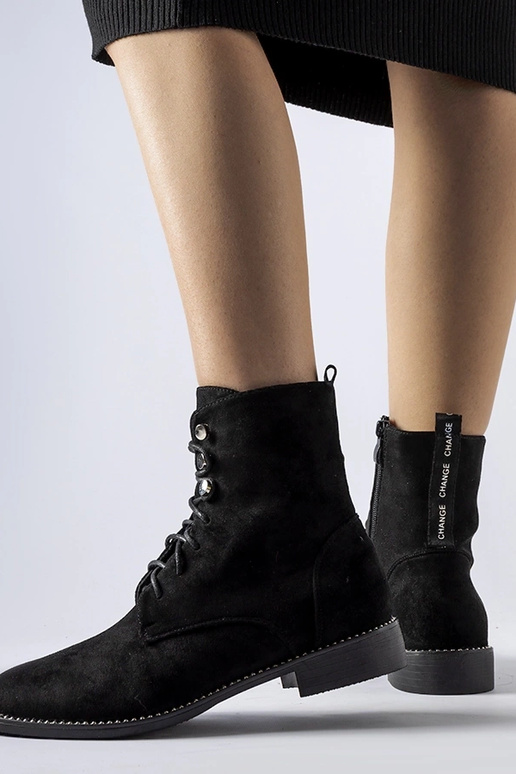 Melni izolēti zābaki no eko-zamšādas...