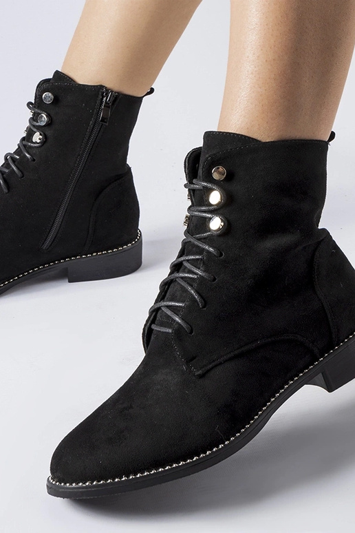 Melni izolēti zābaki no eko-zamšādas...