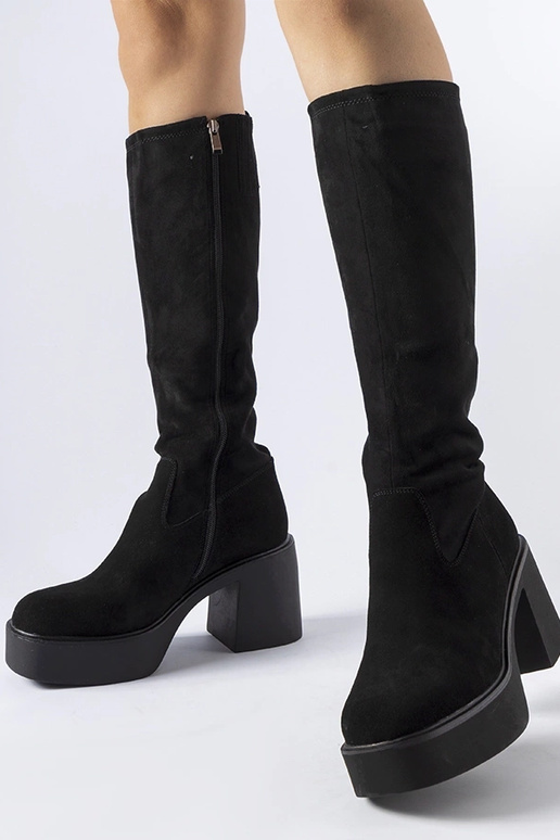 Melni izolēti zābaki ar bloka papēdi...