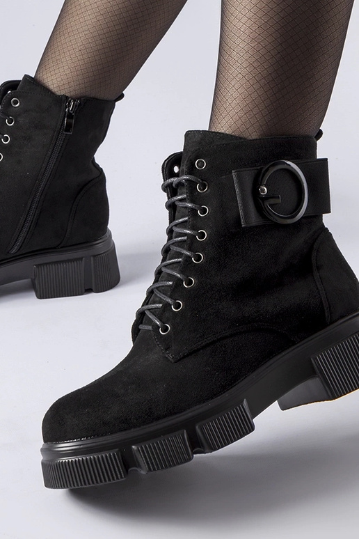 Melni izolēti Cusiano zābaki