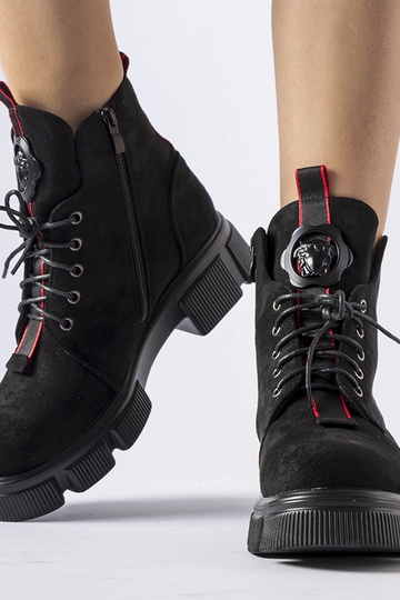 Melni zābaki ar sarkanu... 2