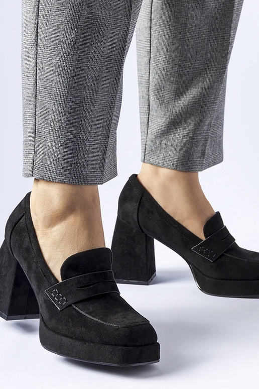 Melni čūlīši uz augsta stabiņa Solaine