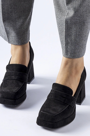 Melni čūlīši uz augsta... 2