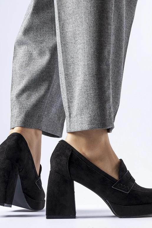 Melni čūlīši uz augsta stabiņa Solaine