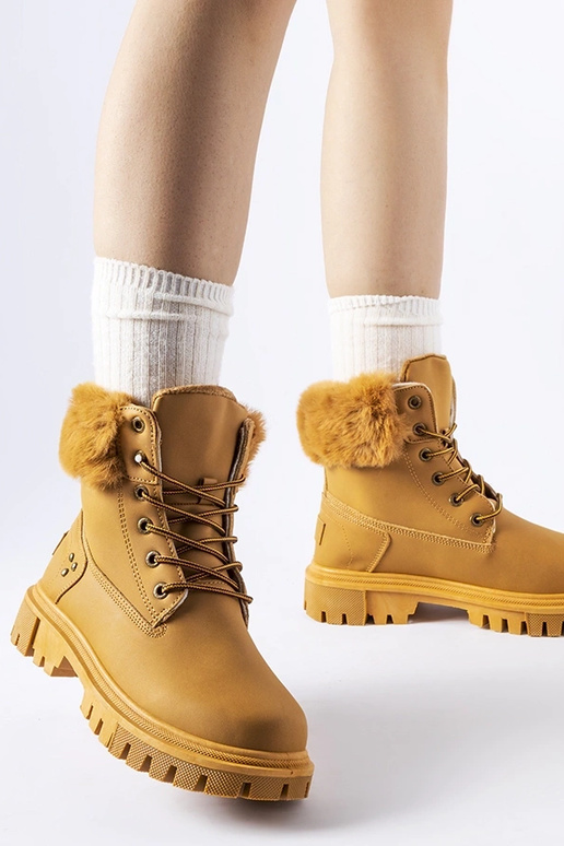 Brūni zābaki ar dekoratīvu kažokādu...