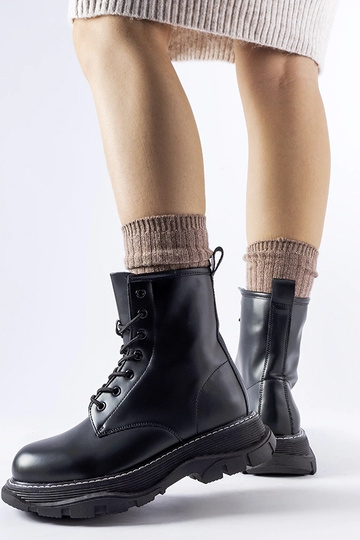 Melnas strādnieku kurpes uz...