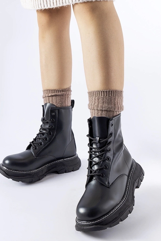 Melnas strādnieku kurpes uz masīvas... Melnas strādnieku kurpes uz masīvas...