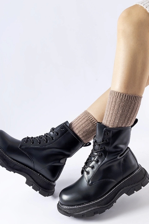 Melnas strādnieku kurpes uz masīvas... Melnas strādnieku kurpes uz masīvas...