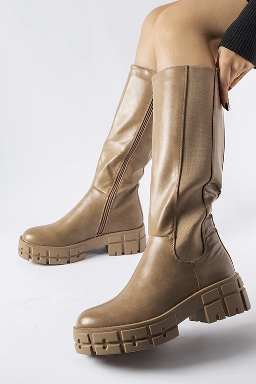 Brūni izolēti plakanie zābaki Ceredano