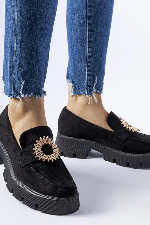 Melni klaipi, kas dekorēti ar...