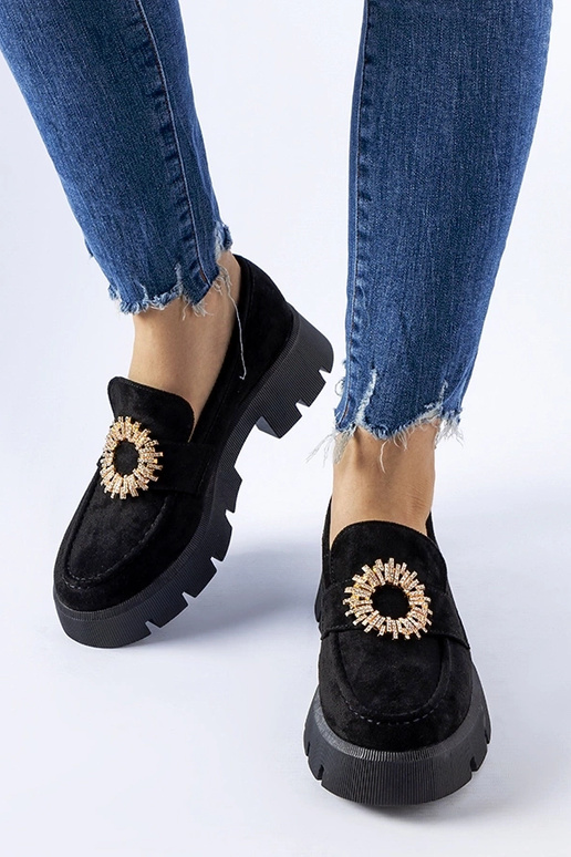 Melni klaipi, kas dekorēti ar...