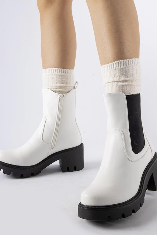 Balti izolēti zābaki uz Hattiesburg...