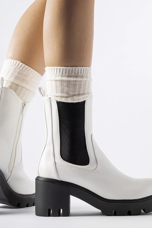 Balti izolēti zābaki uz Hattiesburg...