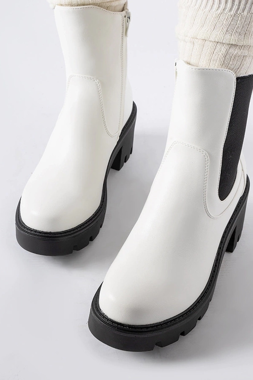 Balti izolēti zābaki uz Hattiesburg...