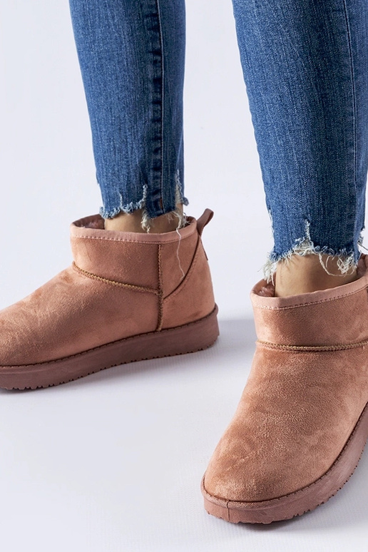 Rozā silti izolēti īsi sniega zābaki...