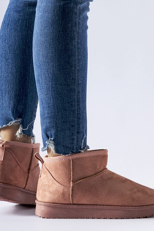 Rozā silti izolēti īsi sniega zābaki...