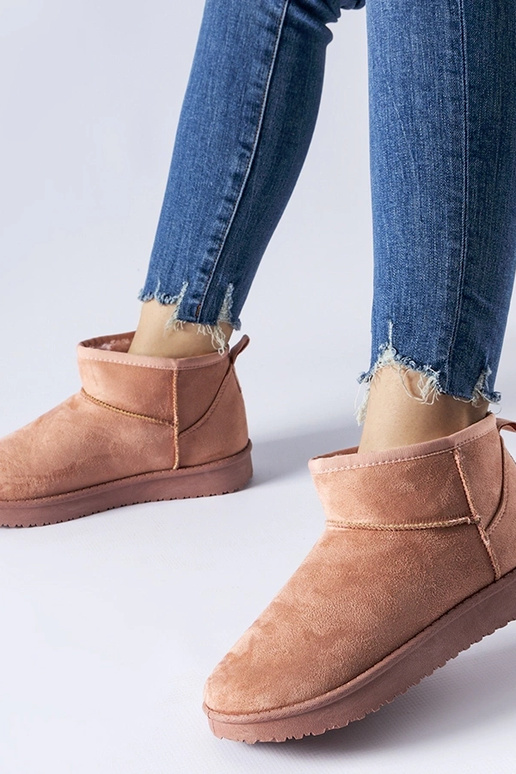 Rozā silti izolēti īsi sniega zābaki...