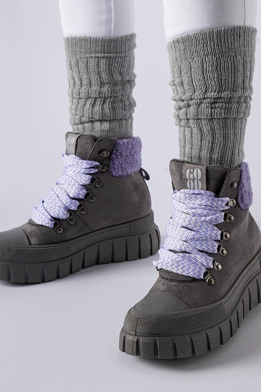 Pelēki zābaki ar violetiem akcentiem...