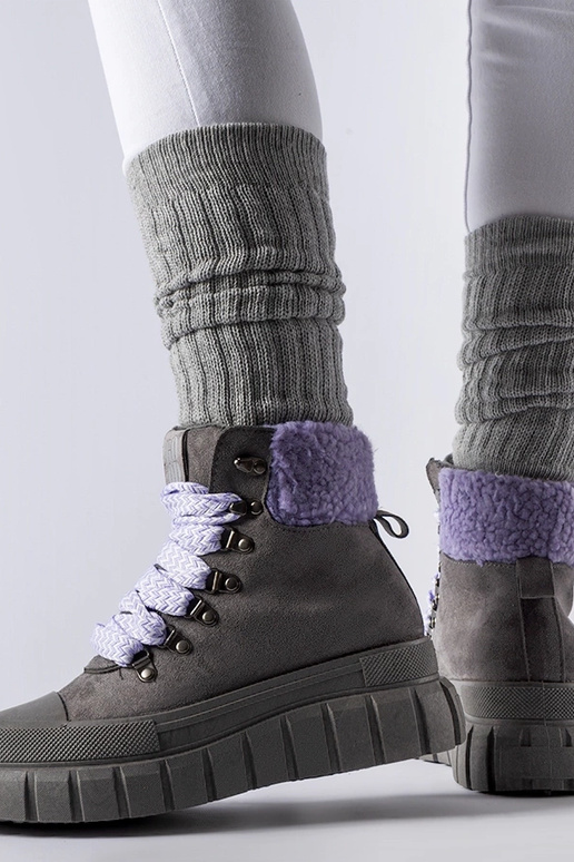 Pelēki zābaki ar violetiem akcentiem...