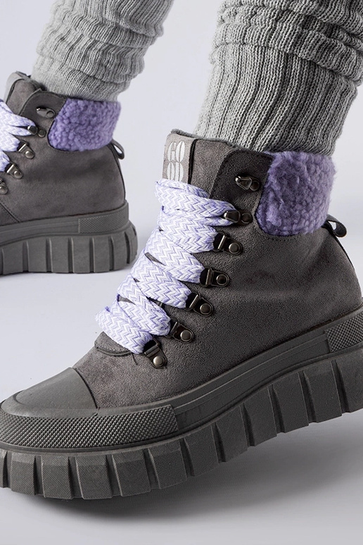 Pelēki zābaki ar violetiem akcentiem...