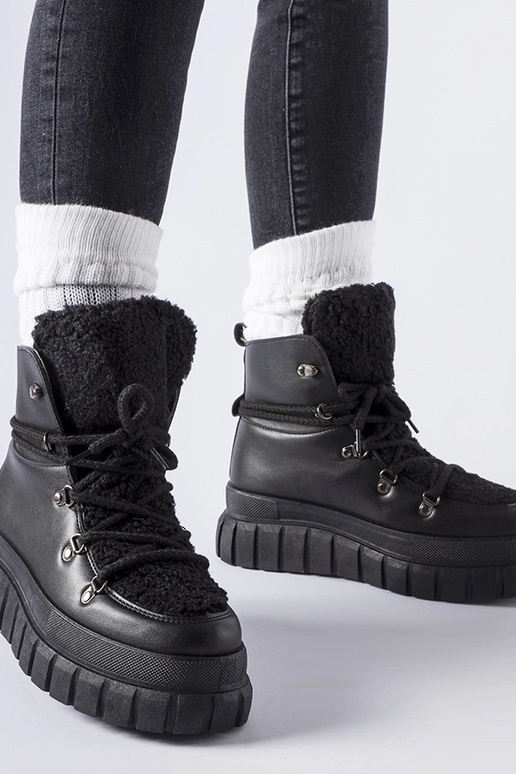 Melni puszābaki uz masīvas Sforza...