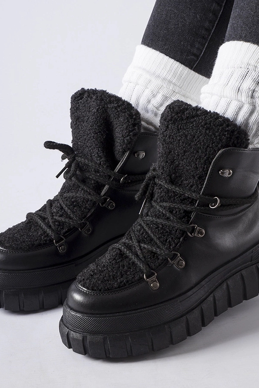 Melni puszābaki uz masīvas Sforza...