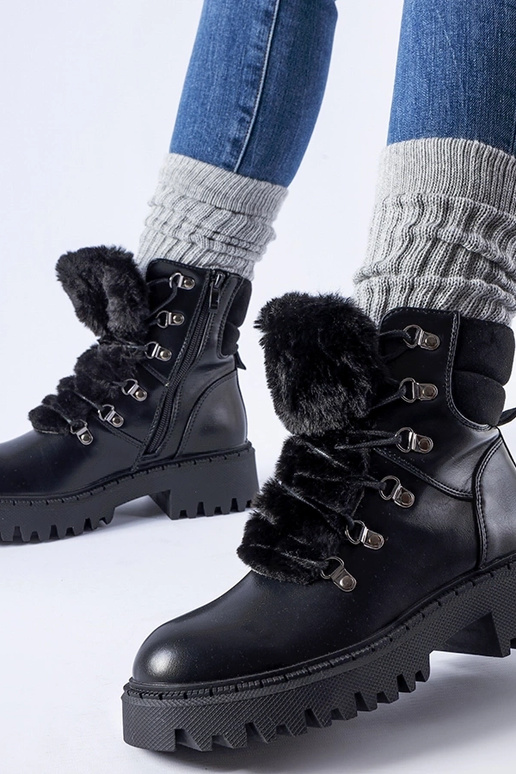 Melni strādnieki ar dekoratīvu...