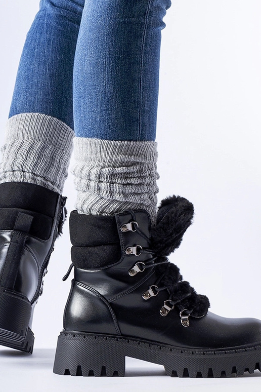 Melni strādnieki ar dekoratīvu...