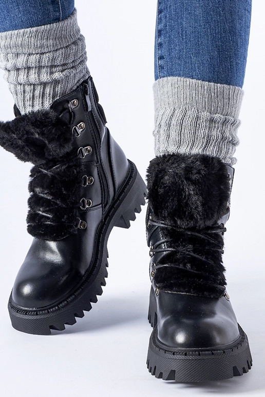 Melni strādnieki ar dekoratīvu...