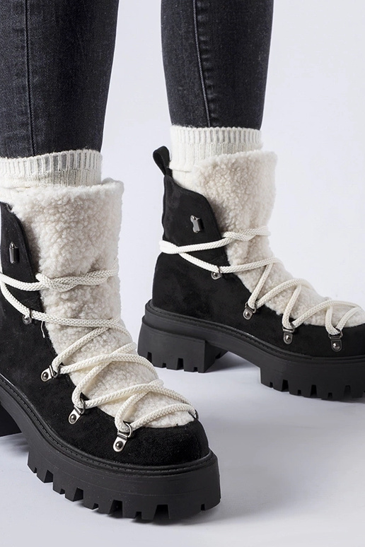 Melnie strādnieki ar dekoratīvu mēli...