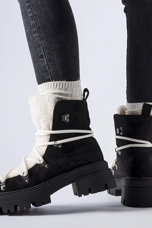 Melnie strādnieki ar dekoratīvu mēli...