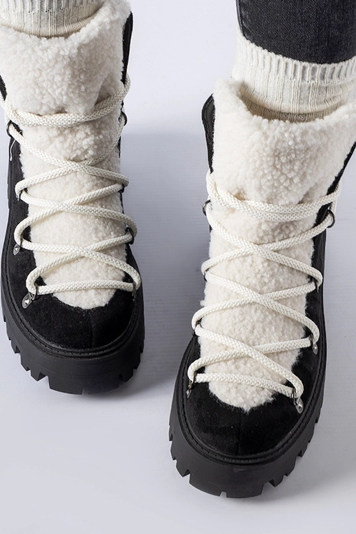 Melnie strādnieki ar dekoratīvu mēli...