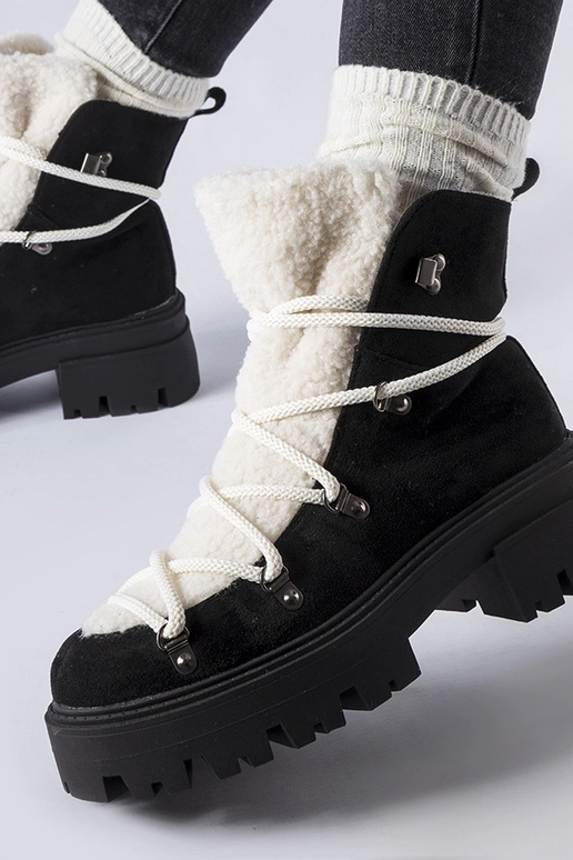 Melnie strādnieki ar dekoratīvu mēli...