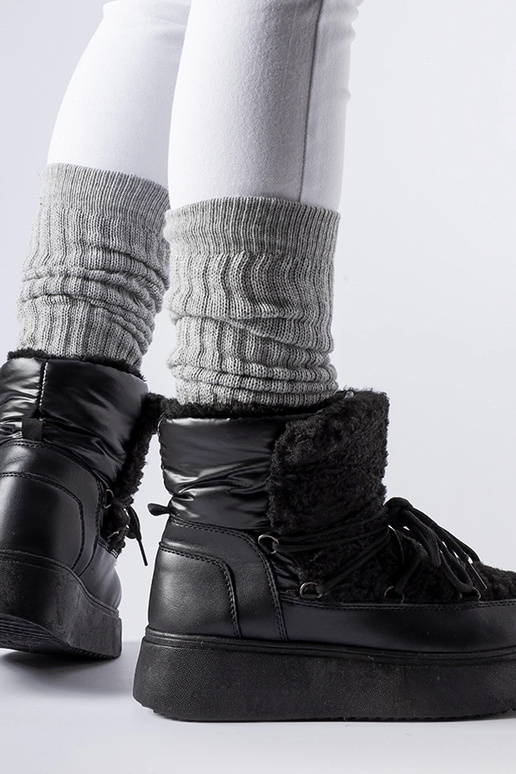 Melni sniega zābaki uz masīvas Elvio...